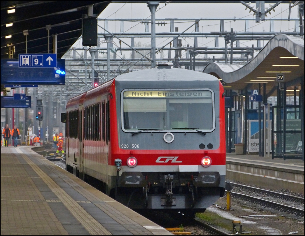 - 628er halb und halb - Der CFL Triebzug 628/928 506 stand am 12.10.2012 mit halb beleuchteter Anzeige im Bahnhof von Luxemburg. Die CFL besitzt 2 dieser Dieseltriebz�ge, sie unterscheiden sich lediglich durch die Aufschrift CFL von denen der DB. Dieses Fahrzeug wurde bei D�wag unter der Fabriknummer 54 132 gebaut und 1994 an die CFL ausgeliefert. (Jeanny)