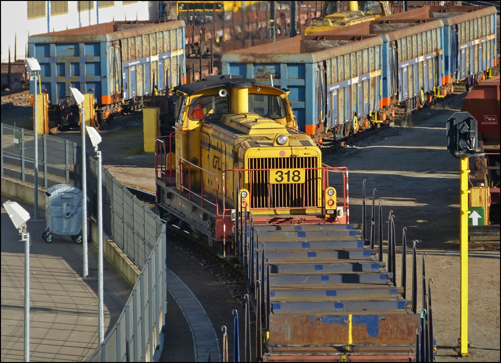. Am sonnigen 04.03.2013 rangiert die CFL Cargo Diesellok 318 einige Flachwagen im Verschiebebahnhof Esch Belval. (Jeanny)

Bei dieser Lok handelt es sich um eine MaK des Typs G 850 BB. Sie wurde 1976 unter der Fabriknummer 800188 gebaut und besitzt einen 6M282A(k) Motor.

Die Lok geh�rte einst Arbed Differdange und ist jetzt im Besitz von CFL Cargo.

