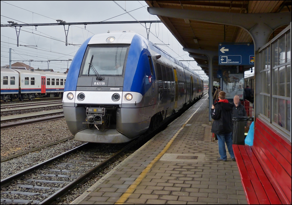 . Der SNCF TER Nord-Pas de Calais  Bibi  B 82735 wartet am 11.05.2013 in Tournai (B) auf die Abfahrt nach Lille (F). (Hans)

Die SNCF-Baureihe B 82500 ist ein vierteiliger Zweikrafttriebwagen des Herstellers Bombardier. Er kann sowohl auf elektrifizierten Strecken mit Stromabnehmer und auf unelektrifizierten Strecken als Dieseltriebwagen fahren.

Das Fahrzeug geh�rt zur Familie der Autorail � grande capacit� (AGC), einer franz�sischen Fahrzeugfamilie, der mehrere Regionalverkehrstriebwagenmuster f�r den Betrieb mit Diesel oder einem oder mehreren Stromsystemen vorgesehen sind, jedoch �ber gro�e �hnlichkeiten in der Bauweise verf�gen und sich somit g�nstiger anschaffen lassen. Die Fahrzeuge der Baureihe B 82500 kommen derzeit bei der SNCF-Tochter TER zum Einsatz.

Die technischen Daten:

Nummerierung: B 82501/02 – 82791/92
Anzahl: 141
Hersteller: Bombardier Transportation
Baujahr(e): 2004 – 2011
Achsformel: Bo'2'2'2'Bo'
Spurweite: 1435 mm (Normalspur)
L�nge �ber Kupplung: 72,8 m
H�he: 4,02 m
Breite: 2,95 m
Drehgestellachsstand: 2,7 m
Gesamtradstand: 16,4 m
Leermasse: 165 t
H�chstgeschwindigkeit: 160 km/h
Traktionsleistung: 1324 kW
Dauerleistung: 1900 kW
Motorentyp: Dieselmotor
Motorbauart: 2 � MAN D2842 LE 606
Leistungs�bertragung: Elektrisch
Tankinhalt: 2 � 1500 l
Stromsystem: 1,5 kV = / 25 kV 50 Hz ≈
Strom�bertragung: Oberleitung
Anzahl der Fahrmotoren: 4 Asynchronmotoren
Antrieb: Dieselelektrisch und elektrisch
Kupplungstyp: Scharfenbergkupplung
Sitzpl�tze: 174 – 220
Niederfluranteil: 75 %
Klassen: 2
Besonderheiten: Hybridfahrzeug
