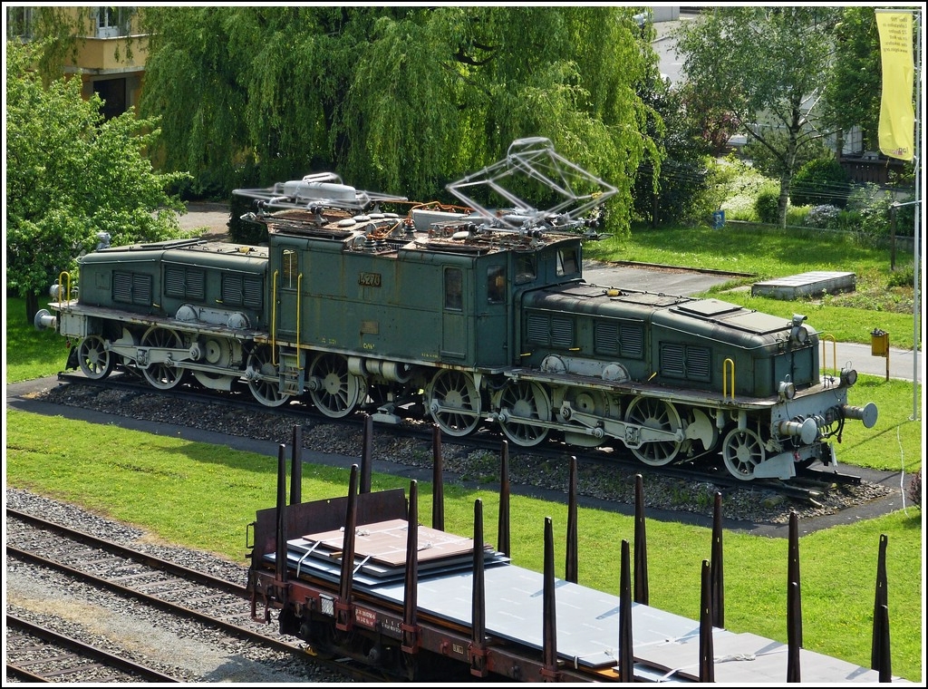 - Die traurige Geschichte eines SBB Krokodils - Die Baureihe Ce 6/8 II wurde 1920/1921 von der SBB in Betrieb genommen, nach verschiedenen Umbauten im Jahre 1941 bekam die Ce 6/8 II 14270 die Bezeichnung Be 6/8 II 14270, sie wurde am 31.05.1969 ausrangiert. Im Jahre 1971 startete die Ce/Be 6/8 II 14270 eine neue Karriere. Nachdem die Maschine nach einem schweren Defekt ihrer Innereien beraubt wurde, arbeitete man sie �u�erlich wieder auf. Anschlie�end �berf�hrte man die Lokomotive nach Erstfeld, also in jenes Depot, wo die Lokomotive nur kurze Zeit zu Hause war. Die Ce/Be 6/8 II 14270 steht seit diesem Tag Wind und Wetter ausgesetzt im Areal des Depots Erstfeld und begr��t die Besucher, die aus aller Welt anreisen um die Heimat der ber�hmten Krokodile anzusehen. Nur wer mit einem geschulten Auge auf die Lokomotive blickt, kann die leere Lokomotive erkennen. Leben haucht dieser Maschine niemand mehr ein. Im Jahre 1993 wurde die Lokomotive einer Pinselrevision unterzogen. Die unter akutem Besch�ftigungsmangel leidenden Lokf�hrer des Depots Erstfeld, hatten Mitleid mit der Lok, bewaffneten sich mit Farbe und Pinsel und gaben der Maschine ein aufgefrischtes Aussehen. Danach hatte sich nichts mehr getan und die Lokomotive leidet unter dem sich breit machenden Rost. B�se Zungen behaupten sogar, dass nur die Farbe die Lok daran hindert einzust�rzen. Erstfeld, 24.05.2012 (Hans)