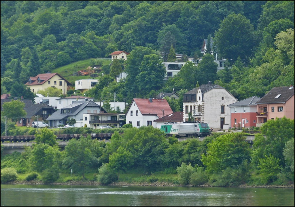 . Gut getarnt wartet ein unbekannt gebliebenes Fretchen auf die Weiterfahrt in Oberbillig. 14.06.2013 (Hans)

Oberbillig liegt an der KBS 692 (Obermoselstrecke), welche von Trier nach Perl f�hrt und auf der franz�sischen Seite weiter bis nach Thionville.

