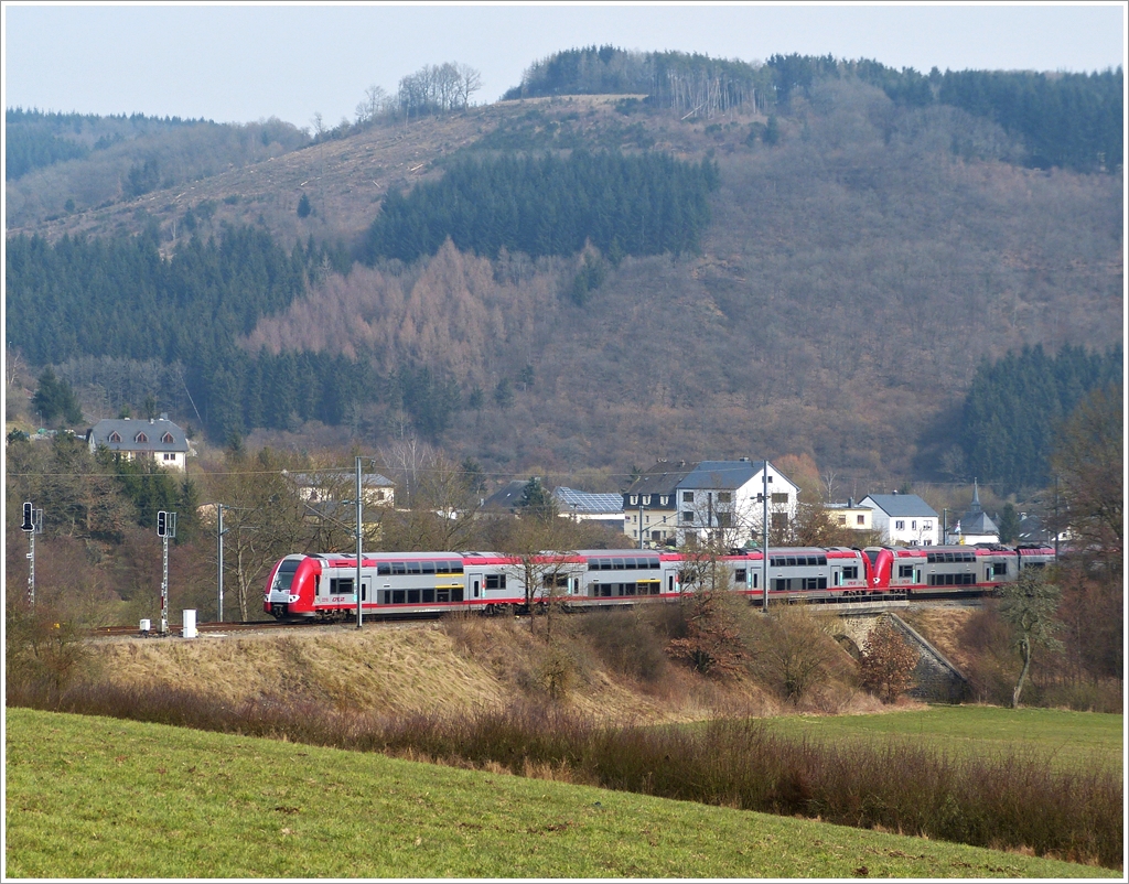 . Immer wenn man nur eine Computermaus braucht, dann sind es zwei. ;-)

W�hrend eines Spaziergangs am 04.04.2013 haben wir diese neue Fotostelle in Lellingen entdeckt und so konnte ich die beiden Z 2200 Triebz�ge dort ablichten. Im Hintergrund ist das Dorf Lellingen mitsamt seiner sch�nen kleinen Kapelle zu sehen. (Jeanny) 