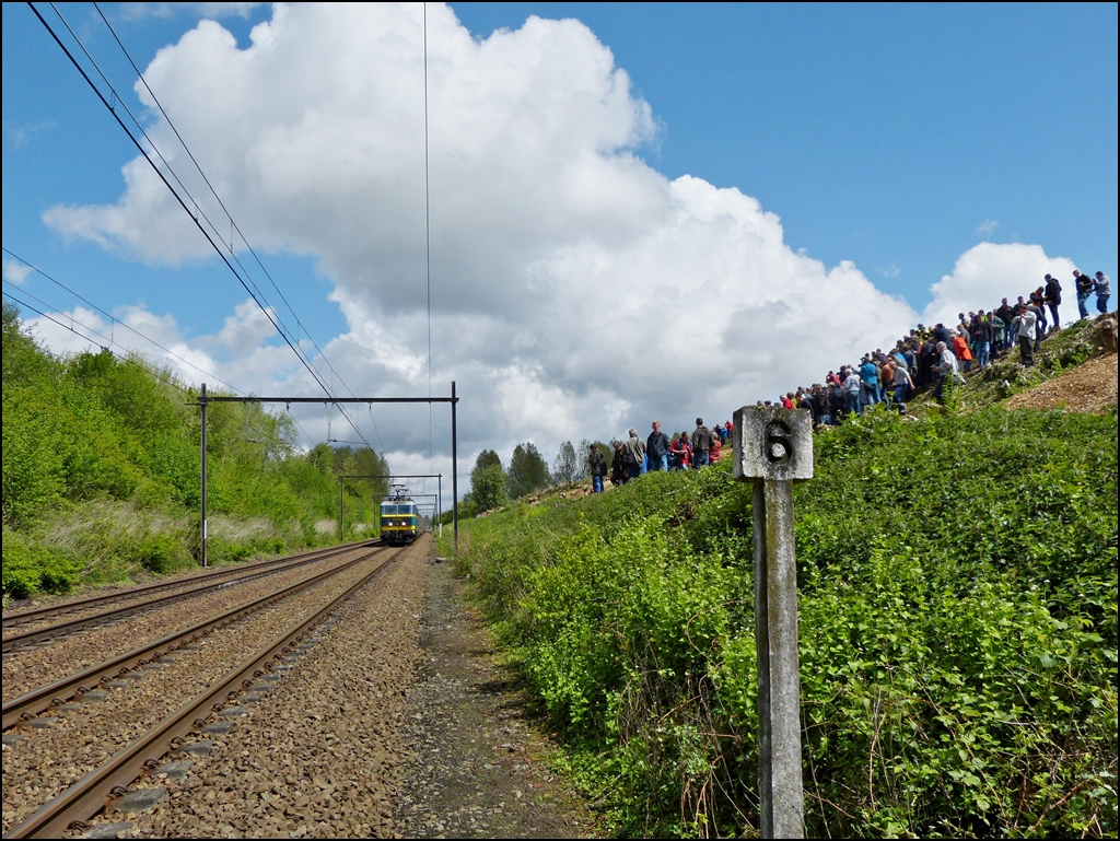 . Kleiner Zug und viele Fotografen - Nicht dass Stefan glaubt, wir w�ren die einzigen Fotografen bei der Abschiedsfahrt f�r die S�rie 20 gewesen. 

Die Aufnahme enstand am 11.05.2013 in der N�he von St�houx. (Hans)