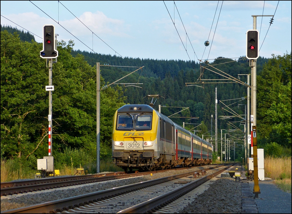 . Mildes Abendlicht - Der IR 121 Luxembourg - Liers wurde von der tief stehenden Sonne des 25.07.2013 angestrahlt, als er zwischen Lellingen und Wilwerwiltz unterwegs war. (Jeanny)