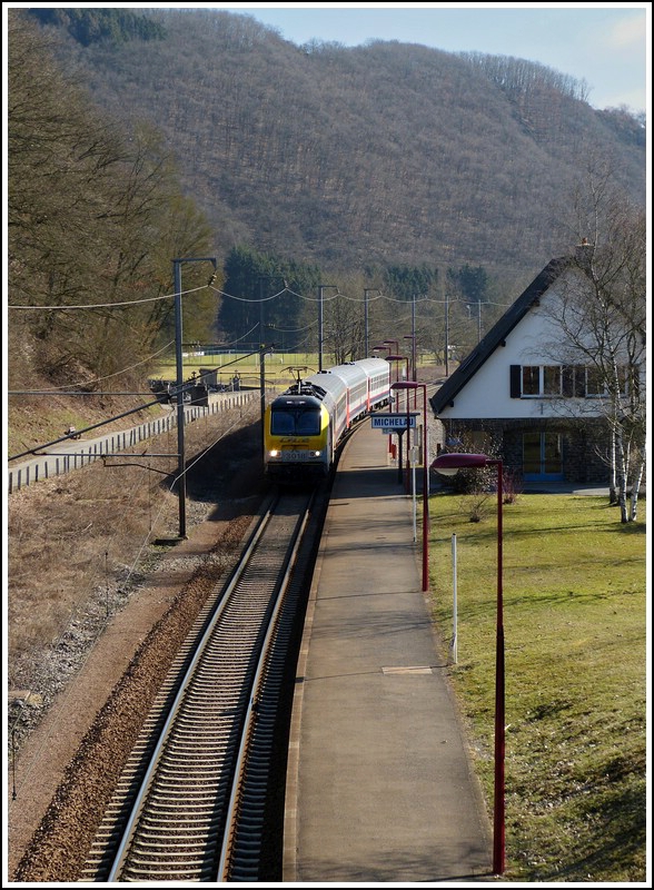 - Shit happens - Nicht der Schatten eines Mastes, sondern gleich des ganzen Bahnhofsgeb�udes verunziert die Lokfront der 3018, als sie heute mit dem IR 114 Luxembourg - Liers ohne Halt durch Michelau brauste. Ich hatte kurz vorher versentlich die Serienbildfunktion deaktiviert und so entstand nur dieses eine schattige Bild von diesem Zug an dieser Stelle. ;-) 01.03.2012 (Jeanny) 
