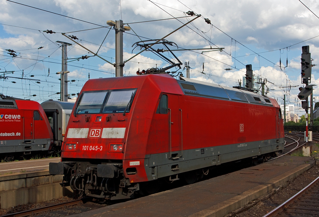 101 045-3 durchf�hrt den Hauptbahnhof K�ln am 07.07.2012 in Richtung Deutzerfeld.