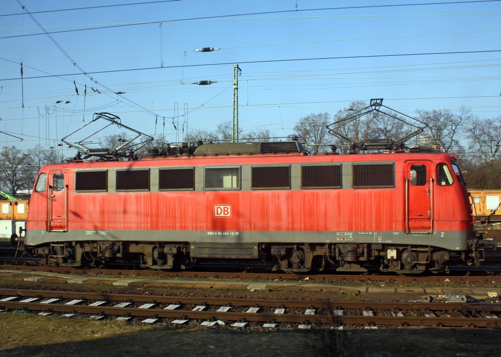 110 404-1 abgestellt am 30.01.2011 in Gie�en, aufgenommen aus fahrendem Zug.