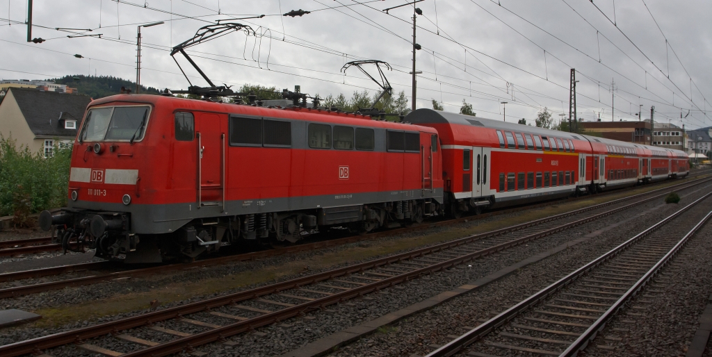 111 011-3 ist mit dem RE 9 am 18.09.2011 abgestellt hinter dem Hbf und Stellwerk (Sf) Siegen. Der Grund im Hbf war durch das 150 j�hrige Streckenjubil�um (Ruhr-Sieg-Strecke), zu wenig Platz. Interessant ist das die Lok 2-fach aufgeb�gelt ist. Die Aufnahme ist aus fahrendem Sonderzug gemacht worden.