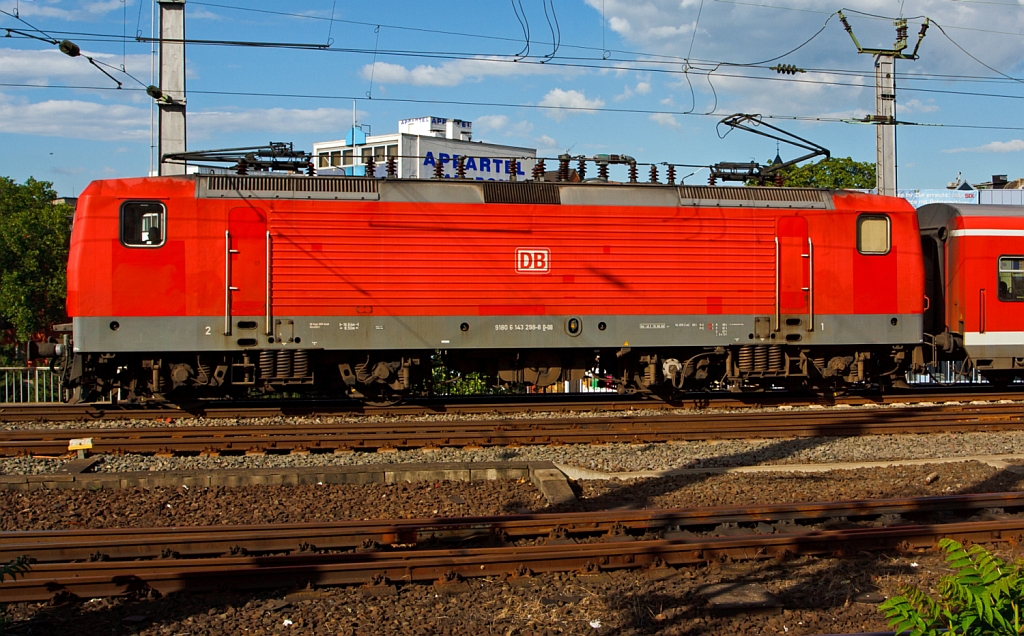 143 298-8 mit Nahverkehrszug bei der Ausfahrt aus dem Hbf K�ln am 07.07.2012.