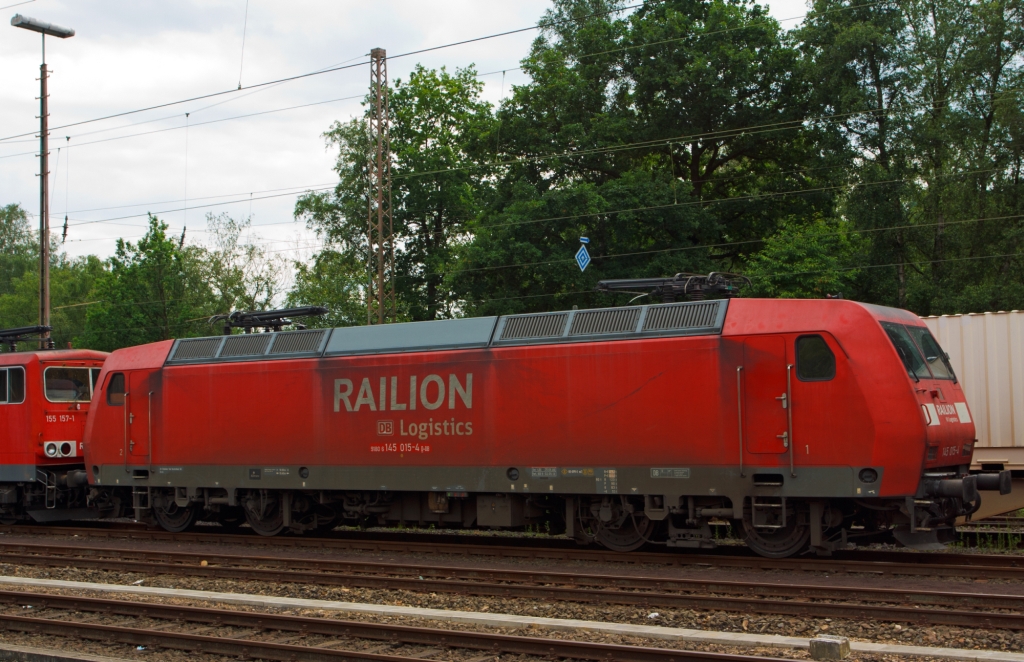 145 015-4 der DB Schenker Rail abgestellt am 10.07.2012 in Kreuztal. 
Die Lok wurde 1999 bei Adtranz in Kassel unter der Fabriknummer 33332 gebaut.
Die Baureihe 145 geht auf den Prototypen 12X  (128 001)  zur�ck, den AEG Hennigsdorf 1994 der �ffentlichkeit vorstellte und als bei der DB erproben lie�. Die dabei gemachten Erfahrungen flossen in die Baureihe 145 ein. Kurz nach der Bestellung der Baureihe 145 wurde die AEG Schienenfahrzeugtechnik GmbH mit ABB-Henschel zur Adtranz fusioniert.
Zur Rationalisierung der Fertigung und sp�teren Instandhaltung wurde die Baureihe 145 der Baureihe 101 angeglichen. 
80 Loks wurden von der DB bestellt, ein geplanter Folgeauftrag unterblieb zu Gunsten der Zweisystemvariante BR 185 TRAXX F140 AC.