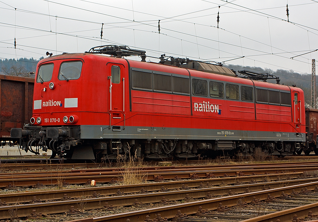 151 070-0 der DB Schenker Rail abgestellt am 03.03.2013 in Kreuztal.

Die Lok wurde 1974 bei Henschel unter der Fabriknummer 31813 gebaut.

Technische Daten:
Achsfolge:  Co’ Co’ 
L�nge �ber Puffer: 19.,490 mm
Dienstgewicht: 118 t
Achslast: 19,7 t
Dauerleistung: 5.982 kW (8.133 PS)
Anfahrzugkraft: 395 kN
H�chstgeschwindigkeit: 120 km/h
3000 t Z�ge kann sie bei 3 ‰ Steigung noch mit einer Dauergeschwindigkeit 75 km/h ziehen, bei 2000 t Z�gen sind es 100 km/h.