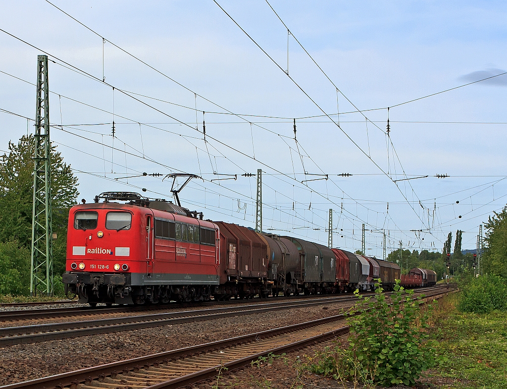 151 128-6 der DB Railion mit einem gemischten G�terzug, f�hrt 11.08.2011 auf der rechten Rheinstrecke Richtung S�den, hier kurz vor  Unkel.