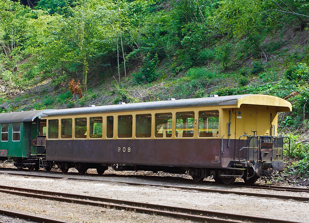 Am 04.07.2012 ist dieser Wagen im Bahnhof Brohl BE der Brohltal-Schmalspureisenbahn abgestellt:


Der 2. Klasse Plattform-Personenwagen BE 34, ex BOB B 234, ex BOB C4 234, dieser wurde 1956 bei SIG gebaut.
Techn. Daten:
L�nge �ber Puffer: 13,19 m
Sitzpl�tze: 56
Gewicht: 13,0 t
Zul. H�chstgeschwindigkeit: 75 km/h 

Da dieser Wagen noch die originale (Schweizer) BOB-Farbgebung besitzt, stelle ich diesen auch zus�tzlich in die Schweizer Kategorien ein, obwohl sie nun zur Bohltalbahn geh�ren.
