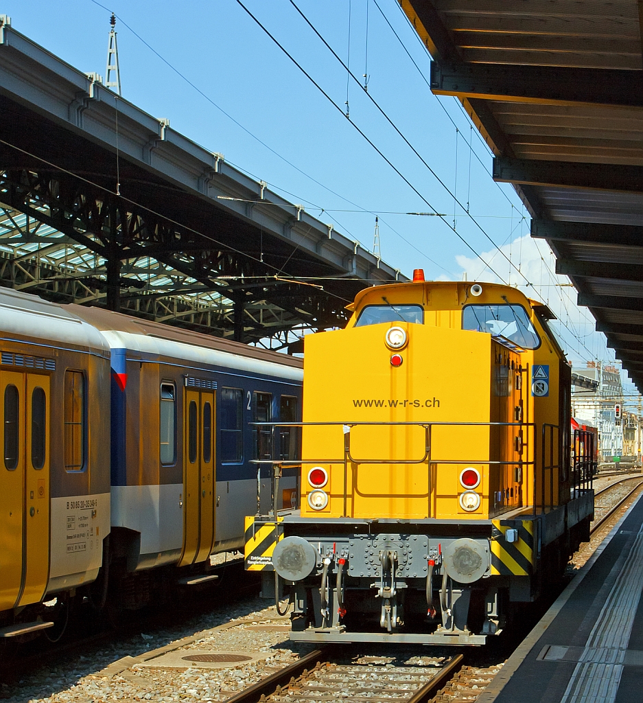 Am 847 905-7 (eine V 100.1 ost) der WRS (Widmer Rail Services AG) bei der Durchfahrt im Bahnhof Lausanne am 29.05.2012.
Die V 100.1 wurde 1971 bei LEW unter der Fabrik-Nr. 12834 f�r die DR als 110 325-8 gebaut, 1982 erfolgte der Umbau in 112 325-6, 1992 die Umzeichnung in 202 325-7. Im Jahre 1994 dann als DB 202 325-7 die sie dann 1998 ausmusterte. Im Jahre 2000 erfolgte dann ein Umbau bei Teutoburger Wald-Eisenbahn AG, gem�� Umbaukonzept BR 293 der ABB Daimler Benz Transportation, nun hatte sie mehrere Stationen als V 147 in Deutschland, 2007 erhielt sie dann die Nummer 293 506-2. Bis sie dann 2011 zur WRS als Am 847 905-7 in die Schweiz kam. 
Die H�chstgeschwindigkeit betr�gt 100 km/h, die Leistung 1050 kW, das Dienstgewicht ist 72t.