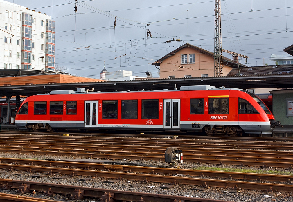 Bei BB ein freigeschaltetes und diskutiertes Bild, hier in neu bearbeiteter Version: 640 012 (LINT 27) der DB Regio steht als RB 93 (Rothaarbahn) am 14.01.2012 im Hbf Siegen zur Abfahrt nach Bad Berleburg bereit.
