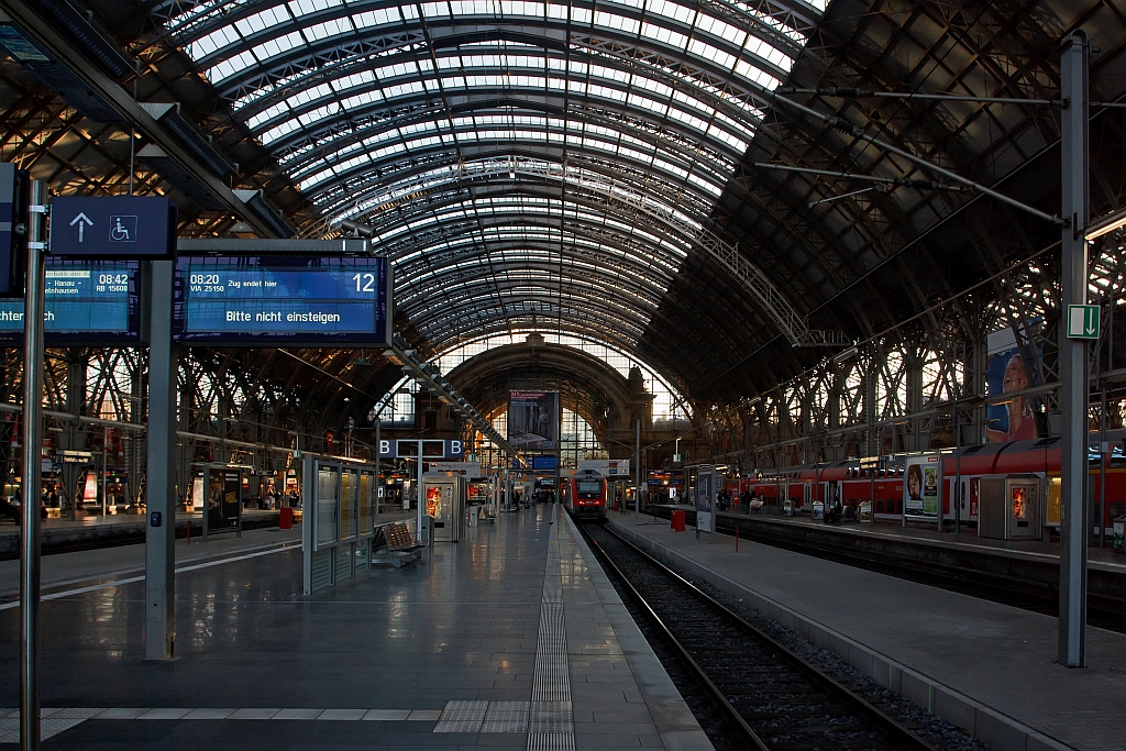 Blick vom Bahnsteig 12 in eine der f�nf Bahnsteighallen des Hbf Frankfurt am Main am 30.09.2011.
Von 2002 bis 2006 wurden die seit 1972 unter Denkmalschutz stehenden D�cher der f�nf Bahnsteighallen im laufenden Betrieb unter Ber�cksichtigung denkmalpflegerischer Aspekte komplett erneuert. Insgesamt wurden etwa 60.000 Quadratmeter Dach- und Wandverkleidung – davon etwa 30.000 Quadratmeter Glasfl�che – erneuert und 5000 Tonnen Stahl ausgetauscht.