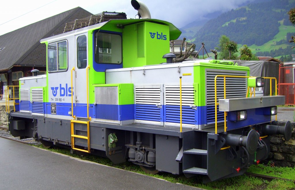 BLS Tm 235 092-4, Baujahr 1980 (Stadler), vermutlich ab 2007 in der neuen silber-gr�n-blauen Farbgebung der BLS, aufgenommen am 02.08.2007 in Frutigen.  