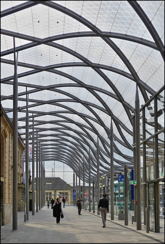 Da das Empfangsgeb�ude des Bahnhofs von Luxemburg Stadt unter Denkmalschutz steht, entschieden sich die Architekten beim Entwurf der neuen Halle, f�r eine transparente Kontruktion aus Glas, eine sogenannte Verri�re, die nichts von der alten Fassade verdecken soll. 23.09.2012 (Jeanny) 