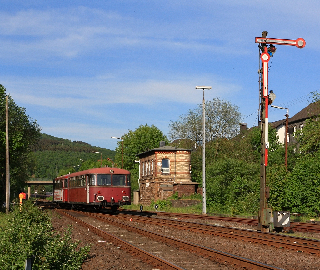 Das 200. Bild zum 150. Geburtstag der Hellertalbahn. Am 12. Januar 1862 fuhr der erste Zug der C�ln-Mindener Eisenbahn durch Hellertal und Dilltal (von K�ln-Deutz nach Gie�en).
Zum Bild:
Schienenbus (VT 98) 798 818-1 (der Pfalzbahn) mit Beiwagen (VB98) 998 880-9 am 08.05.2011 in Herdorf vorm Stellwerk Herdorf Ost. Hier kann er das Gleis wechseln und wieder zum Bahnhof Herdorf auf Gleis 1 fahren. Die Oberhessischen Eisenbahnfreunde fuhren Sonderverkehr f�r die Hellertalbahn zwischen Herdorf und Betzdorf/Sieg. 