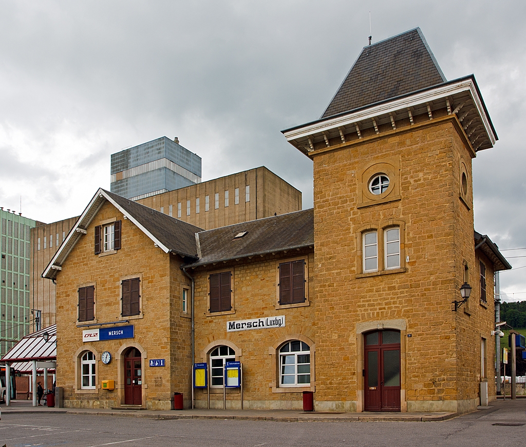 Das Empfangsgeb�ude vom Bahnhof Mersch (Luxemburg) von der Stra�enseite am 15.06.2013.