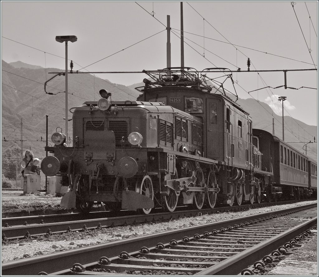 Das Krokodil Ce 6/8 14258 wartet in Domodossola auf die Vorspannlok Ae 4/7. 
20. August 2011
