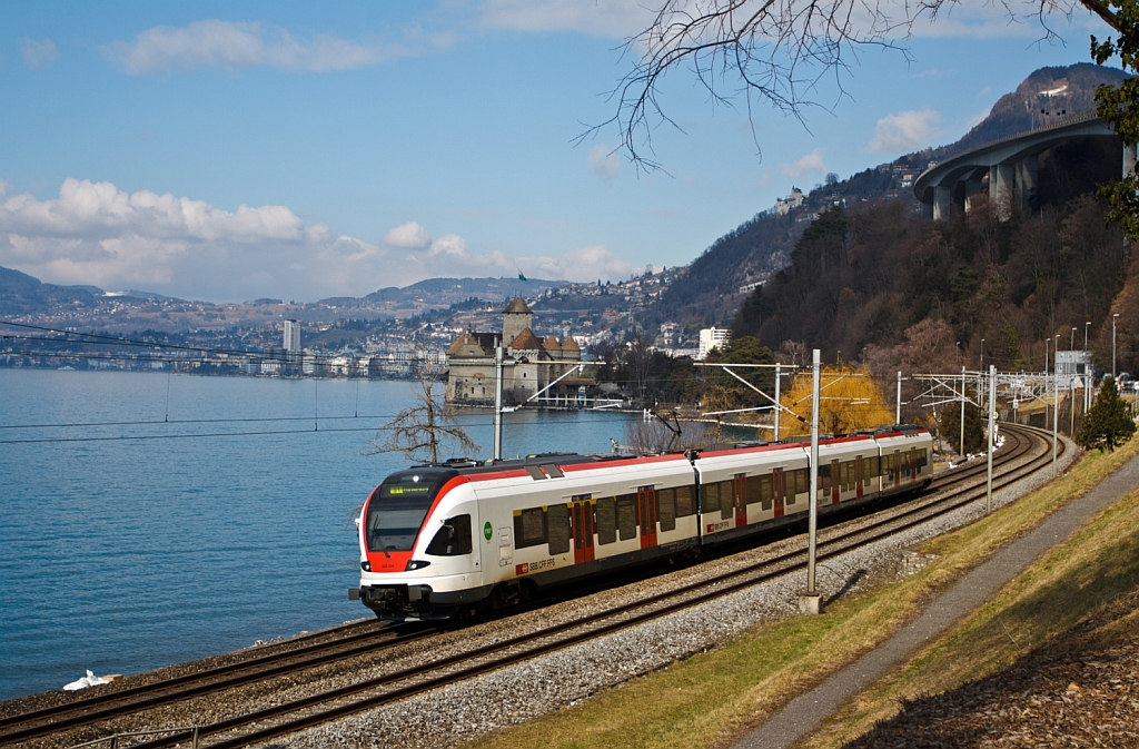 Das war mir den Nachschu� wert: 
Stadler FLIRT  RABe 523 024 der SBB (RER Vaudois) als S1 (Villeneuve - Montreux - Vevey - Lausanne -  Yverdon-les-Bains), f�hrt am 26.02.2012 bei Clos du Moulin am Genfersee Richtung Lausanne, hinten Ch�teau de Chillon, dahinter Montreux.