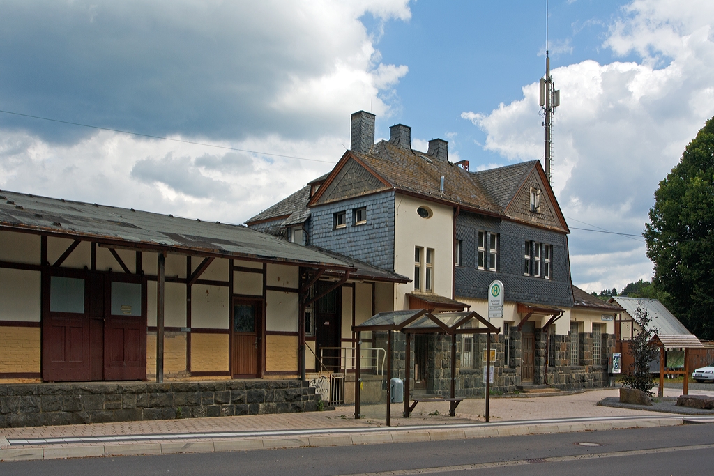 Der Bahnhof Rudersdorf (Kr. Siegen) an der KBS 445 (Dillstrecke), hier am 10.08.2013 nochmal von der Str�enseite, mit einem etwas anderem Blickwinkel.