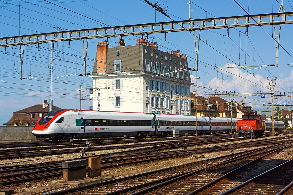 Der ICN (InterCity-Neigezug) SBB RABDe 500 012-0  Jean Rudolf von Salis  verl�sst am 29.05.2012 Lausanne in Richtung Neuch�tel (Neuenburg).

Diese elektrischen Triebz�ge haben eine neu entwickelte gleisbogengesteuerte aktive Neigetechnik. Auch die Stromabnehmer haben �brigens ihre eigene Neigetechnik, um den B�gel gerade am Fahrdraht zuhalten.
Die ICN wurden zwischen 1999 – 2005 von einem Konsortium bestehend aus: ABB, Schindler Waggon (Adtranz) und Fiat-SIG (heute Konsortium Bombardier Transportation, Alstom Schienenfahrzeuge) gebaut.

Die Triebz�ge haben die Achsforme (1A)'(A1)'+(1A)'(A1)'+2'2'+2'2'+2'2'++(1A)'(A1)'+(1A)'(A1) (28 Achsen, davon 8 angetrieben), das Eigengewicht betr�gt 360 t, die L�nge �ber Puffer betr�gt 188,8 m. Die Z�ge haben eine Leistung von 5.200 kW (7.072 PS), verteilt auf 8 Drehstrommotoren, die H�chstgeschwindigkeit betr�gt im Plandienst 200 km/h, Technisch zugelassenen 220 km/h.

Davor steht die SBB Ee 934 553-0 (ex Ee 3/3 IV - 16 553).