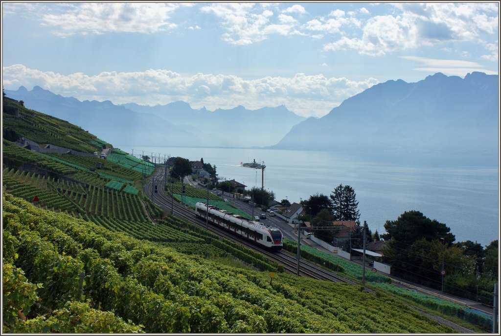 Der Kran verhinderte das perfekte Bild: W�hrend die  La Suisse  auf dem Wasser in Richtung Lausanne unterwegs war, kam ein Flirt der in die gleiche Richtung fuhr...
(29.08.2012)