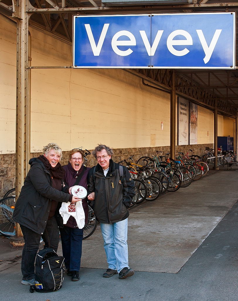 Der schwere Abschied wird uns vers�sst, Danke.
Am 26.02.2012 in Vevey am Bahnsteig, v.l. Margaretha, Christine und Stefan.