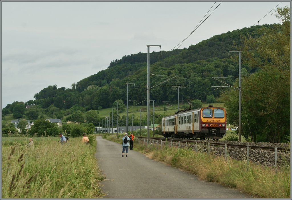 Der  Z2  2006 zwischen Lintgen und Mersch auf der Fahrt Richtung Norden mit interessantem  Beiwerk . 
15. Juni 2013