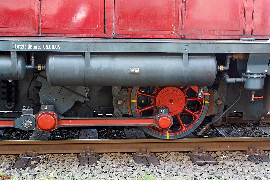 Detail der Westerwaldbahn (WEBA) Lok 3 (V 26.3) am 06.05.2013 in Scheuerfeld/Sieg.  
Hier kann man, von der Jung R 30 B, links deutlich die Blindwelle, den Schwungausgleich und den Stangenantrieb sehen. Rechts oben ein Sandkasten mit den Sandablaufrohr vor das Rad.