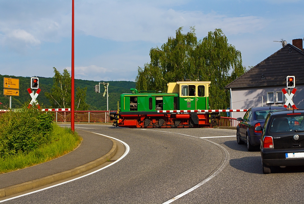 Die 1.000 mm Diesellok D1, eine O&K MV 10 S, der Brohltal-Eisenbahn f�hrt am 19.05.2013 hinab zu den Rheinanlagen, hier beim B� Brohl BE.