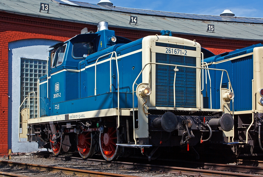 Die 261 671-2 (ex DB V60 671) der Aggerbahn (Andreas Voll e.K., Wiehl) ausgestellt beim Lokschuppenfest am 18.08.2012 im S�dwestf�lische Eisenbahnmuseum in Siegen. Die V60 wurde 1959 von MaK unter der Fabriknummer 600260 als V 60 671 gebaut, 1968 erfolgte die Umbezeichnung in 261 671-2, 1984 erfolgte schon die Ausmusterung bei der DB.
Die Lok hat die NVR-Nummer 98 80 3361 671-1 D-AVOLL.

Die dieselhydraulische Lokomotive ist f�r den leichten und mittleren Rangierdienst sowie den �bergabezugdienst und bei Doppeltraktion auch f�r den schweren Rangierdienst vorgesehen. Sie hat ein hydraulisches Getriebe und Stangenantrieb. Bei der Konstruktion wurde Wert auf gute Zug�nglichkeit und leichte Tauschbarkeit aller dem Verschlei� ausgesetzten Teile gelegt. Alle Gro�teile wie Motor, Getriebe, K�hlanlage, Luftpresser und elektrische Hilfsmaschinen k�nnen jeweils f�r sich allein ein- und ausgebaut werden.

In den 50er Jahren schlossen sich 8 Firmen in der Arbeitsgemeinschaft  Agm V 60  mit dem DB-Zentralamt M�nchen zusammen, es wurden insgesamt 942 Loks gebaut. Dabei gab es zwei unterschiedlich schweren Ausf�hrungen: 623 Loks mit 48 t Dienstgewicht (BR 260/360) und als schwerere Variante 319 Loks mit verst�rkten Rahmen- und Stirnwandblechen mit 54 t Dienstgewicht (BR 261/361), diese Lok ist eine der schweren Ausf�hrung. 
Bezeichnet wurden die Loks anfangs alle als V60, wobei nicht auf eine Unterscheidung zwischen leichter und schwerer Ausf�hrung geachtet wurde. Mit Einf�hrung des EDV-Nummernschemas bei der DB im Jahr 1968 wurden die leichten Loks als BR 260 eingereiht, die schwere Ausf�hrung erhielt die BR 261

Die V 60 ist eine Starrrahmenlok, Achsanordnung C, mit seitenverschieblicher Mittelachse, wobei die Achsen mittels Kuppelstangen von einer Blindwelle angetrieben werden.

Diese Lok hat einen gedrosselten Maybach 4-Takt-12-Zylindermotors mit 48 Liter Hubraum vom Typ GTO6A mit einer Leistung von 478 kW (650 PS) bei 1.400 U/min (ungedrosselt 588 kW bzw. 800 PS). 
Die Leistung des Dieselmotors wird �ber eine Schwingmetallkupplung und eine Gelenkwelle auf das hydrodynamisch Voith-Getriebe L27zuB �bertragen. Das Voith-Getriebe ist mit einem mechanischen Stufen- und Wendegetriebe zu einem Block zusammengeflanscht. Die Kraft�bertragung erfolgt �ber eine zwischen dem 2. und 3. Radsatz liegenden Blindwelle, Blindwellenkurbeln an den beiden Blindwellenenden und Kuppelstangen auf die R�der der Lok. 
Weitere Technische Daten: Das Dienstgewicht betr�gt 54 t, die H�chstgeschwindigkeit betr�gt im Rangiergang 30 km/h und im Streckengang 60 km/h, der Raddurchmesser betr�gt 1.250 mm (abgenutzt min. 1.180 mm), Kleinster befahrbarer Kr�mmungsradius 100m, die L�nge �ber Puffer ist 10.450 mm und der Gesamtachsabstand betr�gt 4.400 mm.
