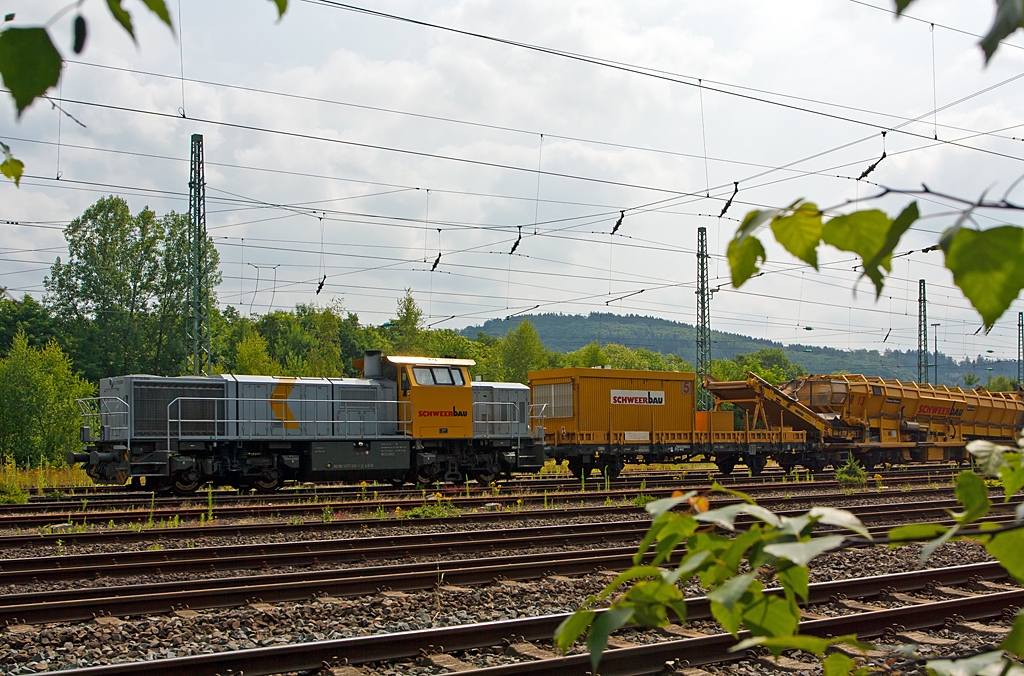 Die 277 031-1 (MaK G 1700 BB-2) der Schweerbau (bzw. eingestellt bei LDS) mit einem Zug von Materialf�rder- und Siloeinheiten MFS 100, der Schweerbau, hier abgestellt am 13.07.2013 in Betzdorf/Sieg. 
Die MaK G 1700-2 BB wurde 2011 unter der Fabriknummer 5001870  bei Vossloh in Kiel gebaut, sie hat die komplette NVR-Nr. 92 80 1277 031-1 D-LDS (eingestellt bei LDS).