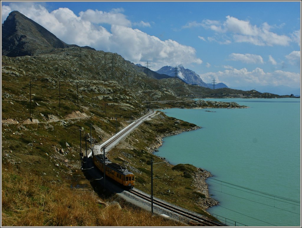 Die beiden Nostalgie Berninabahn Triebwagen auf einer Sonderfahrt am Lago Bianco.
(10.09.2011)
