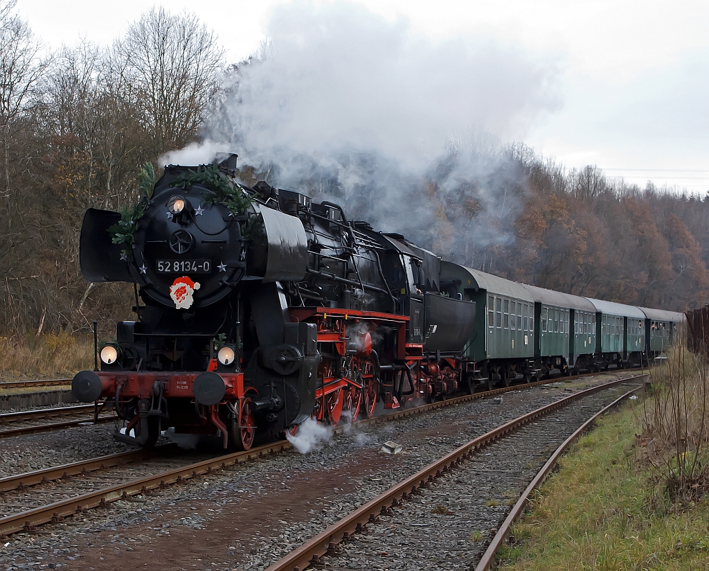 Die Betzdorfer 52 8134-0 am 26.11.2011 auf Nikolausfahrt, zwischen Dillenburg und W�rgendorf. Hier bei der Einfahrt in den Bahnhof Burbach-W�rgendorf.