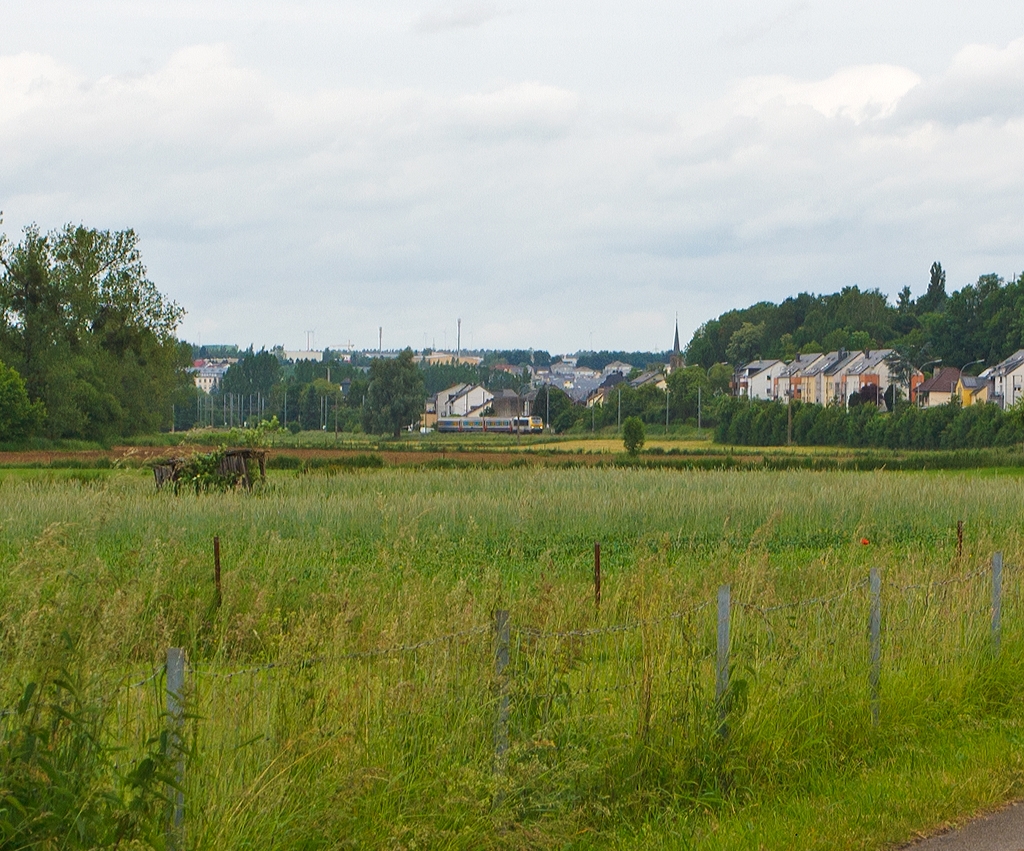 Die CFL 3005 mit dem ca. 45 Minuten versp�teten IR 111 Liers - Luxemburg, hier am 15.06.2013 bei Lintgen., hier am 15.06.2013 kurz hinter Mersch.
