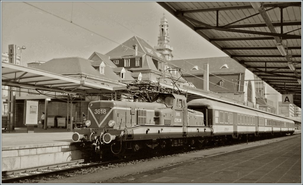 Die CFL 3618 mit einem f�r die Zeit typischen Zug in Luxembourg. 
13 Mai 1998