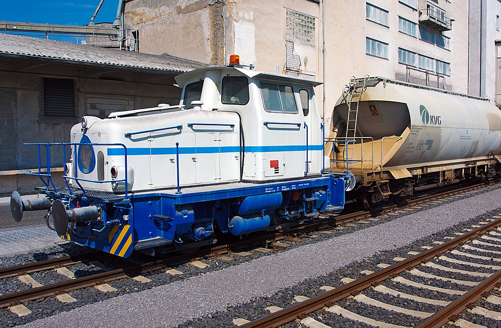 
Die Deutz Dieselhydraulische Rangierlokomotive KG 230 B (Deutz 57716) der Schaefer Kalk GmbH & Co. KG, Werk Steeden, hier am 05.05.2013 in Runkel-Steeden, mit 4-achsiger Beh�lterwagen f�r staubf�rmige G�ter mit Druckluftentleerung – Uacs, an der Verladeanlage.

Die Lok wurde 1964 bei Deutz unter der Fabriknummer 57716, f�r Weserport Umschlagsgesellschaft in Bremerhaven als Lok 16, gebaut. Im Jahr 1994 ging sie an DWU - Deponie-Wirtschaft und Umweltschutztechnik GmbH in Espenhain als UWE 16, im Jahr 2000 dann an Thyssen Umformtechnik + Guss GmbH, Werk Bielefeld-Brackwede, bis sie dann 2008 nach hier zu Schaefer Kalk, Werk Steeden, kam.

Technische Daten:
Typ:  KG 230 B
Spurweite: 1.435 mm (Normalspur)
Leistung: 170 kW (230 PS)
Achsanzahl:  zwei (B-dh)
Motor:  KHD A12L714
Getriebe: Voith L33y
Antrieb�bertragung: Der Antrieb der Achsen erfolgt �ber Gelenkwelle
Dienstgewicht:  32 t
H�chstgeschwindigkeit: 30 km/h
L�nge �ber Puffer:   8.030 mm
