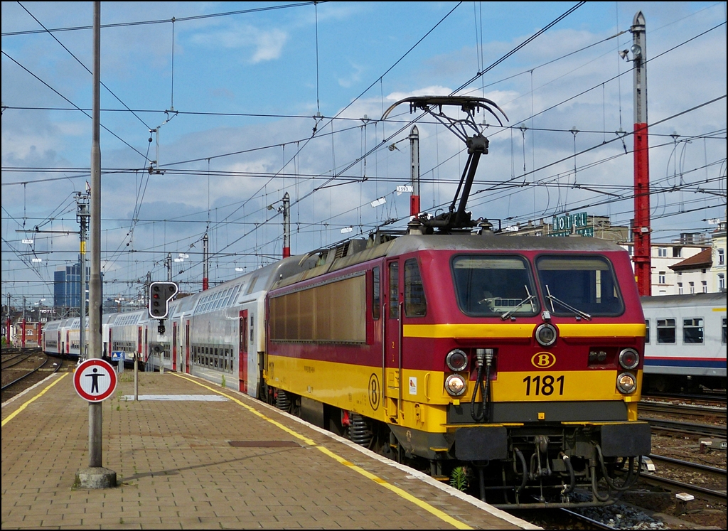 Die HLE 1181 erreicht mit einen P (Heure de Pointe) Zug (Verst�kungszug), bestehend aus M 5 Wagen, den Bahnhof Bruxelles Midi. 22.06.2012 (Jeanny)