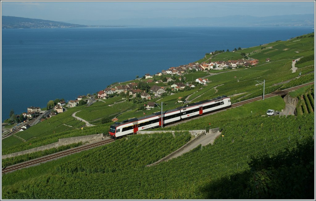 Die Landschaft beleibt sch�n, und wir nun vermehrt beachtet, da nun langweiliger Zug der S31 seine Blicke nicht mehr auf sich zieht. 
Bei Chexbres, am 10. Juli 2012
