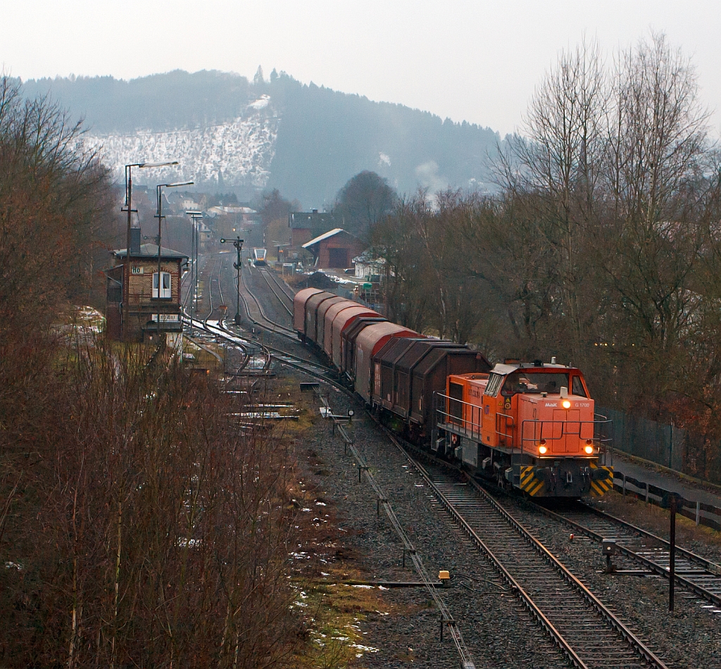 Die Lok 42, eine Vossloh G 1700 BB (F.-Nr. 1001108, Baujahr 2001), der Kreisbahn Siegen-Wittgenstein  (KSW) kommt am 05.12.2012 mit beladenen Coil-G�terzug von Betzdorf/Sieg in Herdorf an, sie f�hrt nun auf den Rangierbahnhof der KSW ein. Hinten am Bahnhof h�lt gerade ein GTW 2/6 der Hellertalbahn, der gleich nach Betzdorf weiter f�hrt.