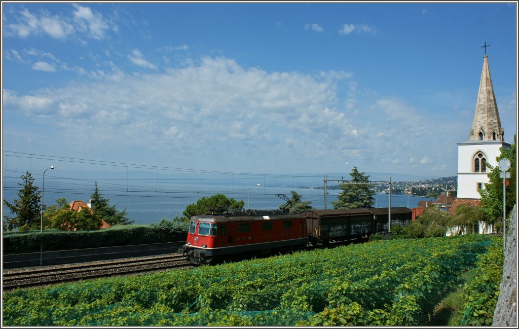 Die Re 4/4 III 11351 (ex SOB) transportiert G�terwagen ins Wallis.
Bei Villette den 29.08.2012