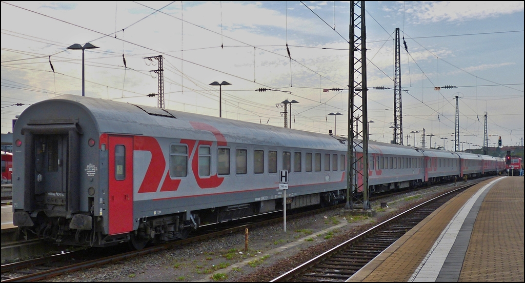 Die russischen Schlafwagen haben es sogar bis nach Saarbr�cken geschafft. Wir hatten den Zug am 18.09.2012 schon in Neustadt an der Weinstra�e gesehen, konnten aber leider kein Bild machen, in Saarbr�cken gelang mir dann nur dieser Nachschuss im Gegenlicht. Ich hoffe, dass der Admin Nachsicht hat, da der Zug nicht allt�glich ist. (Hans)