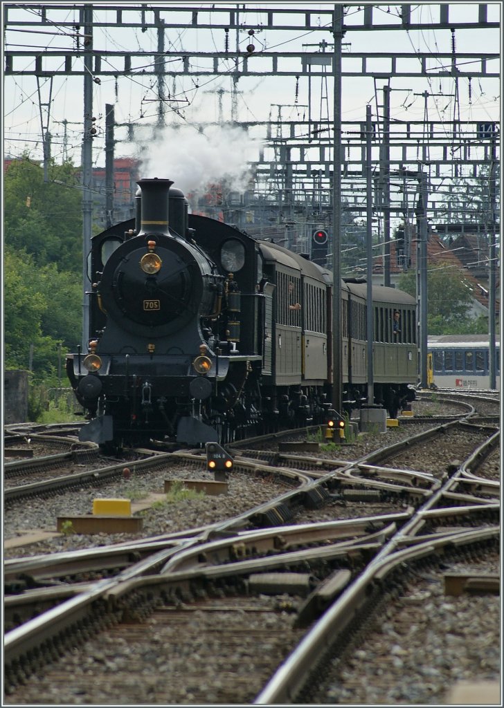 Die SBB A 3/5 705 erreicht mit ihrem Extrazug Biel/Bienne.
25. Juni 2012