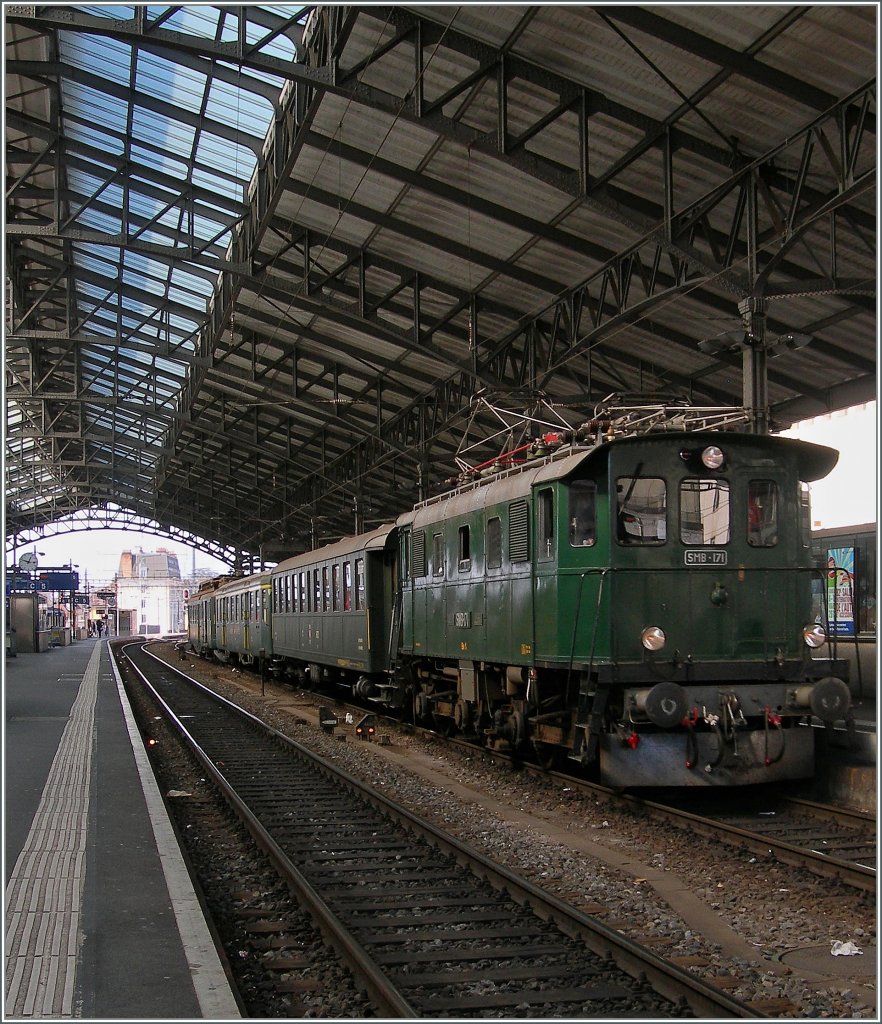Die SMB Be 4/4 171 erreicht mit einem Extrazug von Basel nach Sion Lausanne.
27. Feb. 2012