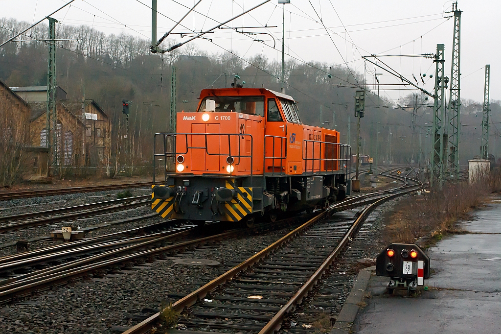 Die Weichen sind gestellt und das Gleis ist frei: Die Lok 42 der Kreisbahn Siegen-Wittgenstein  (KSW) , eine Vossloh G 1700 BB (F.-Nr. 1001108, Baujahr 2001) f�hrt am 28.02.2012 solo von Betzdorf/Sieg auf die Hellertalbahn (KBS 462) nach Herdorf.
