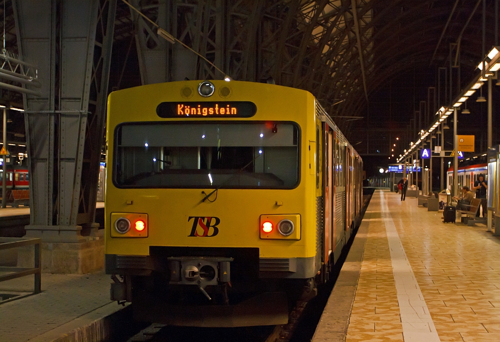 Dieser LHB VT/VS 2E der Hessische Landesbahn (HLB) steht am 28.09.2012 im Hbf Frankfurt am Main zur Abfahrt nach K�nigstein bereit. 
Der VT 2E ist ein dieselelektrischer Doppeltriebwagen von Linke-Hofmann-Busch (LHB), die heute Alstom Transport Deutschland geh�ren. 
Die Fahrzeuge werden im deutschen Fahrzeugeinstellungsregister als Baureihe 0609.0 gef�hrt. 
Das Dienstgewicht betr�gt ca. 55 t, er hat einen  Daimler-Benz OM444 LA Unterflur-Dieselmotor mit einer Leistung von 485 kW/ 661 PS, der einen Generator antriebt der wiederum die Energie f�r 4 Elektro-Fahrmotoren erzeugt, die H�chstgeschwindigkeit betr�gt 100 km/h. 

