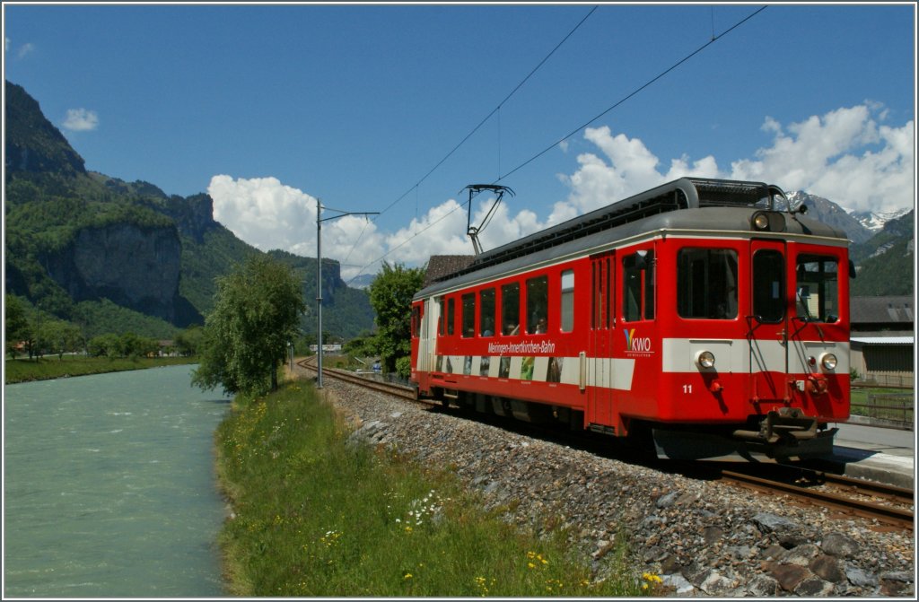 ...doch damals hatte ich nicht bedacht, dass die MIB vor und nach der Schlucht auch das eine oder andere sch�ne Motiv bietet...
MIB Regionalzug nach Inntertkirchen beim Halt an der Haltestelle Aareschlucht West am 5. Juni 2013